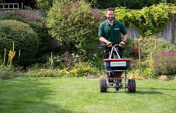 Greensleeves professional applying lawn fertiliser