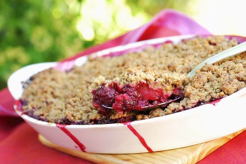 apple and blackberry crumble
